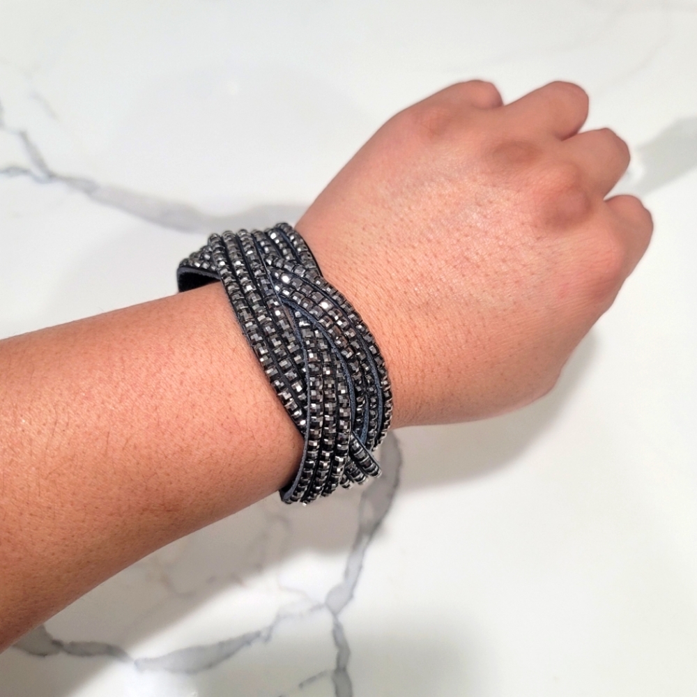 Leather dark gray rhinestone snap bracelet